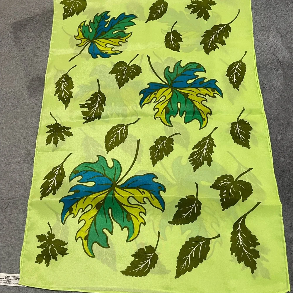 Vintage retro leaf print scarf - Picture 2 of 6
